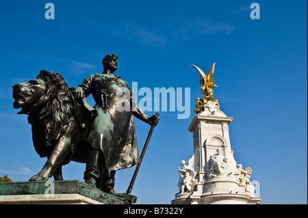 Victoria Memorial dans le centre de Queen's Gardens devant le palais de Buckingham Londres Banque D'Images