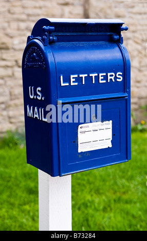 Image d'un métal bleu lettre US mail box debout blanc monté sur un poste dans une pelouse verte Banque D'Images