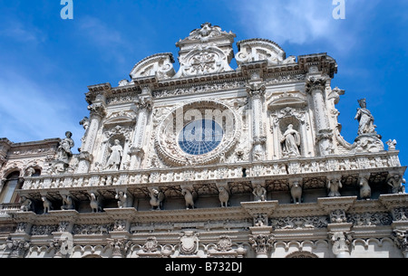 Façade Baroque très ornés de Chiesa di Santa Croce, construit entre 1353 et 1695, montrant rose. Lecce, Puglia, dans le talon de l'Italie Banque D'Images