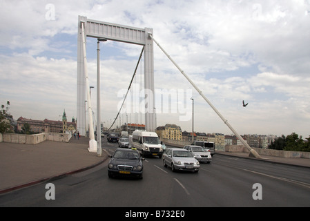 Conduite le long, Elizabeth Bridge, Budapest, Hongrie Banque D'Images