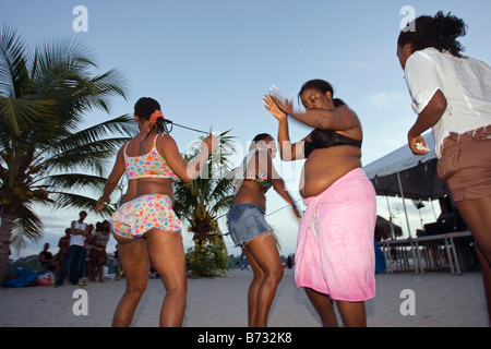 Le Suriname, plage de sable blanc, au sud de Paramaribo. La danse des femmes. Banque D'Images