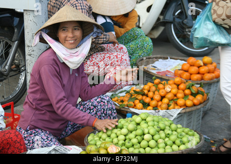 Trouver la photo d'une dame vietnamienne vente de fruits sur un marché à Hue, Vietnam. Banque D'Images