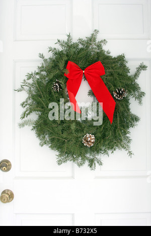Une couronne de Noël blanc accroché sur la porte d'un accueil Banque D'Images