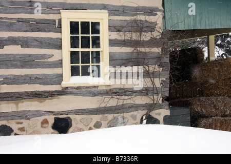 Un pays log cabin grange dans le Wisconsin pendant l'hiver Banque D'Images