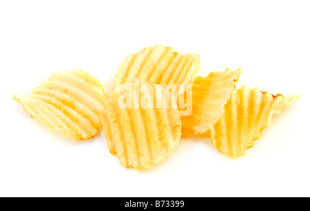 Plusieurs croustilles de pommes de terre isolé sur fond blanc Banque D'Images