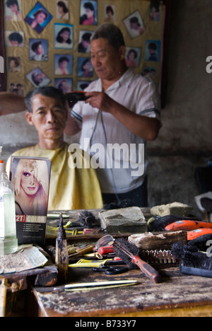 Coiffure travaillant dans son salon vieux Pingyao Shanxi Chine Banque D'Images