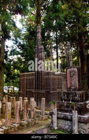 Un tombeau en bois au cimetière Okunoin sur le Mont Koya dans Koyasan, Wakayama, Japon. Banque D'Images