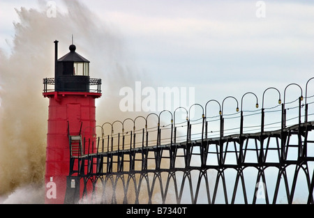 Au cours de la pause des vagues dans le phare de South Haven, Michigan sur les rives du lac Michigan, un des grands lacs aux ETATS UNIS. Banque D'Images