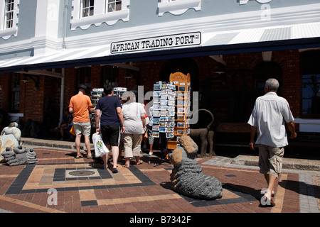 L'Afrique de l'extérieur du poste de traite sur le front de mer V&a un magasin de souvenirs touristiques populaires Cape town afrique du sud Banque D'Images