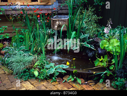 Un petit étang dans un attrayant et terrasse dans un chalet jardin Banque D'Images