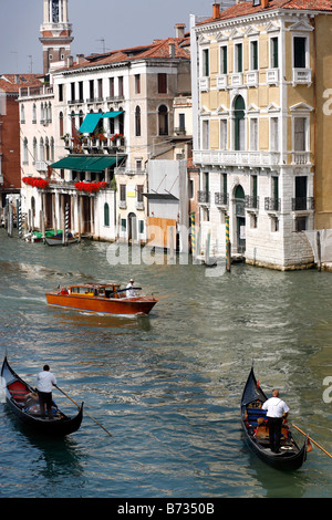 Bateaux sur le Grand Canal depuis le pont du Rialto, Venise, Italie Banque D'Images