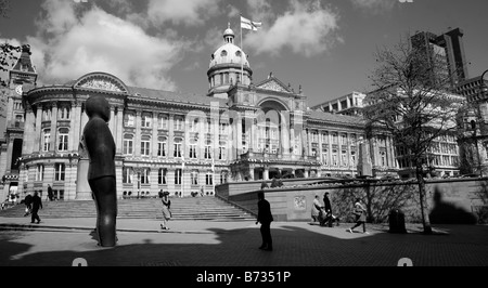 La chambre du conseil de New Street, Birmingham montrant l'homme de fer fait par Anthony Gormley (à gauche). Banque D'Images