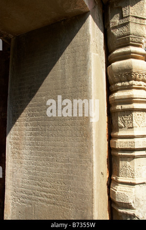 Porte du temple Preah Ko inscriptions Angkor Cambodge Banque D'Images