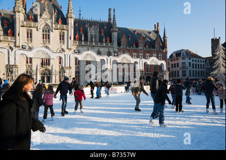 Patinoire au Marché de Noël de la Grand Place (place principale), Bruges, Belgique Banque D'Images