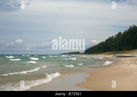 MICHIGAN - couverts de sable, plage de Twelvemile et du lac Supérieur près de Beaver Creek dans la région de Pictured Rocks National Lakeshore. Banque D'Images