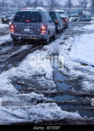 Voitures en stationnement durant tempête Seattle, WA, USA Banque D'Images