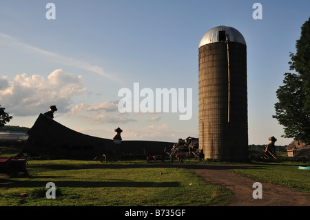 L'affaissement du toit d'une ferme laitière de New York s'effondrer avec grange silo à grains Banque D'Images