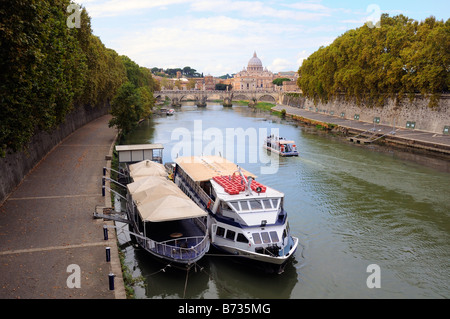 Les excursions en bateau sur le Tibre à Rome, la Basilique St Pierre dans le ​Background. Banque D'Images