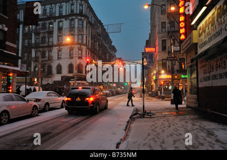 Soir de neige sur Mulberry Street à New York l'hiver dans la petite Italie. Banque D'Images