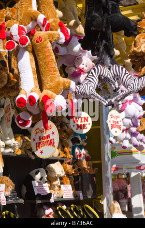 Animaux en peluche, des jouets (moelleux) sur l'affichage à un décrochage de foire Banque D'Images