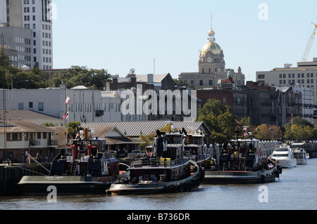 Aux côtés des remorqueurs sur le quai de la rivière Savannah USA Amérique Géorgie Banque D'Images