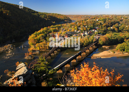 Train Crossing Bridge, vue depuis le Maryland Rochers de Harpers Ferry, Shenandoah Valley, West Virginia, USA Banque D'Images