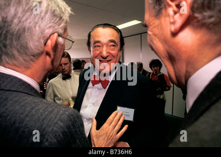 Robert Maxwell (à droite), magnat des médias et propriétaire de Mirror Group Newspapers, arrive à un événement de charité contre le cancer à Bruxelles. Banque D'Images