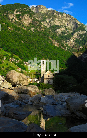 Nuit ombres augmentation de la vallée de Verzasca, église de Lavertezzo se trouve dans le recul de la lumière du jour, Tessin, Suisse Banque D'Images