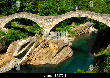 En arc double ponte dei Salti Bridge, pont de sauts, passage de la Verzasca River près de Lavertezzo, Tessin, Suisse Banque D'Images