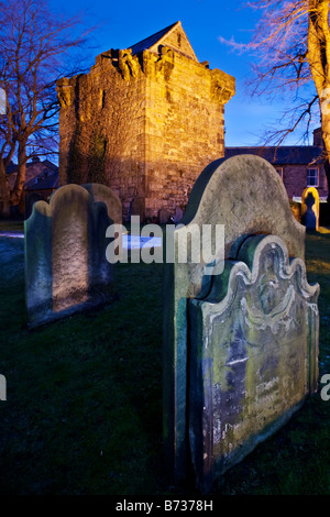 Le Vicaire's Pele dans le parc de St Andrew's Church dans le village de Tynedale Hexham, Northumberland, Angleterre Banque D'Images