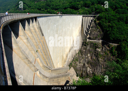 Barrage de Contra avec des déversoirs de chaque côté roue, barrage du lac Lago di Vogorno dans la vallée Valle Verzasca, Tessin, Suisse Banque D'Images