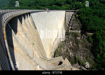 Barrage de Contra avec des déversoirs de chaque côté roue, barrage du lac Lago di Vogorno dans la vallée Valle Verzasca, Tessin, Suisse Banque D'Images