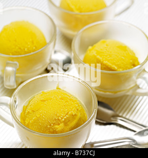 La crème glacée, sorbet de mangue à cappuccino Banque D'Images