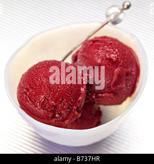 Sorbet framboise glaces de cuillère bol Banque D'Images