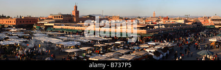 Vue panoramique de la place Djemaa el fna au coucher du soleil, Marrakech, Maroc Banque D'Images