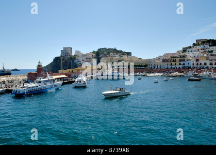 Une belle vue sur le port de Ponza, un cristal de l'eau et les bâtiments colorés, typiques de l'île de Ponza, lazio, Italie, Europe. Banque D'Images