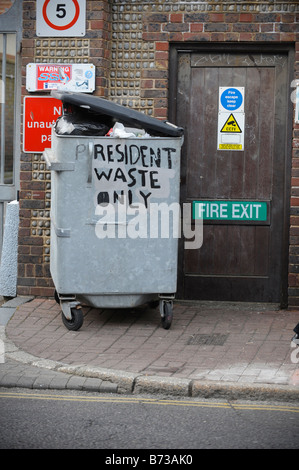 Un bac à déchets des résidents avec un 'p' ajouté à lire 'uniquement' des déchets président sur le côté. Photo par Jim Holden. Banque D'Images