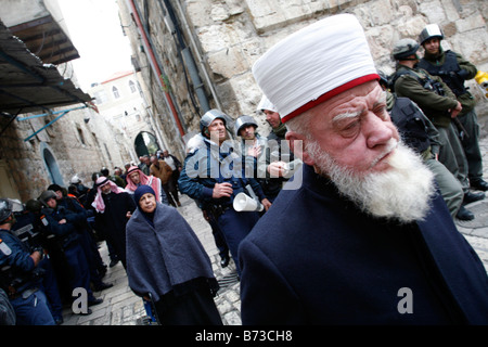 Les musulmans palestiniens passant par la police israélienne après avoir quitté prières à la mosquée Al Aqsa, dans la vieille ville de Jérusalem. Banque D'Images