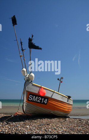 Bateau de pêche sur la plage de Worthing. Banque D'Images