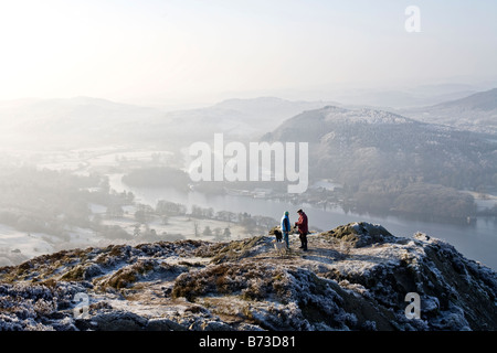 Les promeneurs sur une journée sur les hivers des artilleurs comment dans le Lake District. Banque D'Images