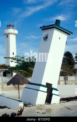 L'ouragan penchée tour endommagée et nouveau phare sur la plage de Puerto Morelos, Quintana Roo, Mexique Banque D'Images