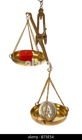 Jouet maison rouge et d'une livre sur l'équilibre entre le coin supérieur maison balances Banque D'Images
