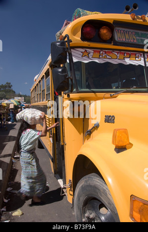 Station de bus scène où des 'BUS' de poulet se rassemblent pour transporter des passagers. Le Guatemala. Banque D'Images