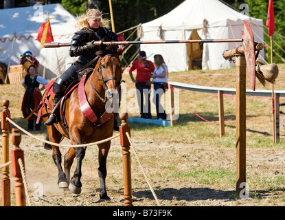 Image de femme vêtue de vêtements de style Renaissance à cheval et portant une lance dans un événement de joutes Banque D'Images