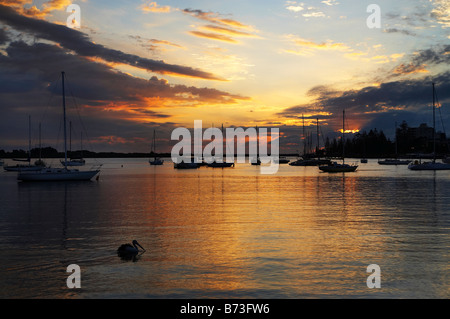 Lever du soleil et des Yachts Hastings River Port Macquarie Australie Nouvelle Galles du Sud Banque D'Images