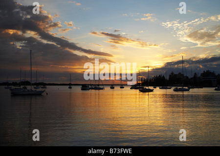 Lever du soleil et des Yachts Hastings River Port Macquarie Australie Nouvelle Galles du Sud Banque D'Images