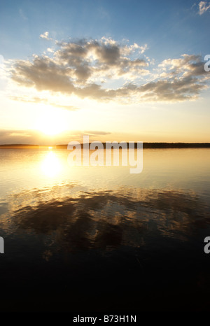 Magnifique coucher de soleil par lac calme, Lavia, Finlande Banque D'Images