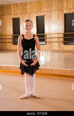 Girl practicing ballet dans un studio de danse Banque D'Images