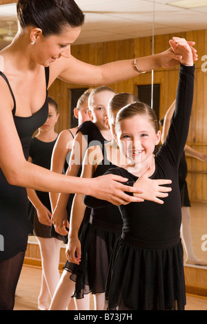 Les jeunes ballerines avec professeur en studio Banque D'Images