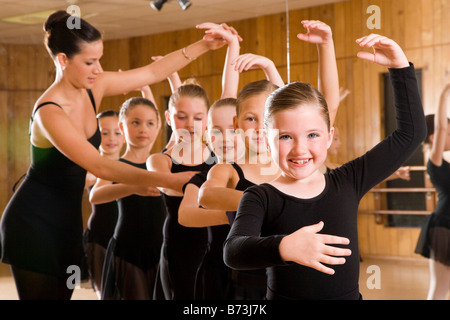 Les jeunes ballerines avec professeur en studio Banque D'Images